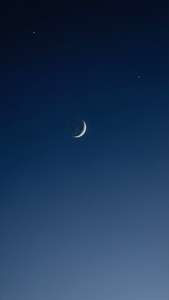 Un cielo nocturno minimalista con una luna creciente y una estrella. — Vista del cielo Fondos de pantalla