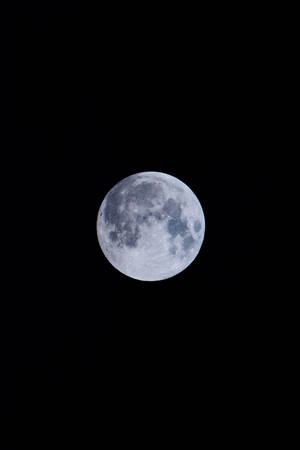 Luna llena brillando intensamente sobre el oscuro cielo de medianoche. Toma satelital desde el espacio.