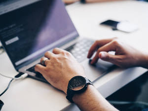 Hombre escribiendo en el teclado — MacBook Pro Fondos de pantalla