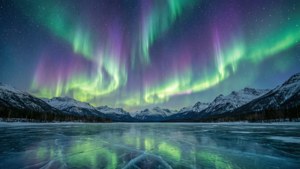 Aurora boreal sobre un lago congelado con montañas nevadas. — Vista del cielo Fondos de pantalla