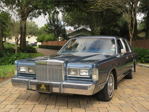 Majestuoso Lincoln Town Car 1986 estacionado en una entrada pavimentada — Autos geniales GIF Fondos de pantalla