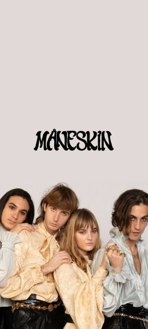Fondo de pantalla de Maneskin con conjunto de ropa a juego. — iPhone 13 Mini Fondos de pantalla