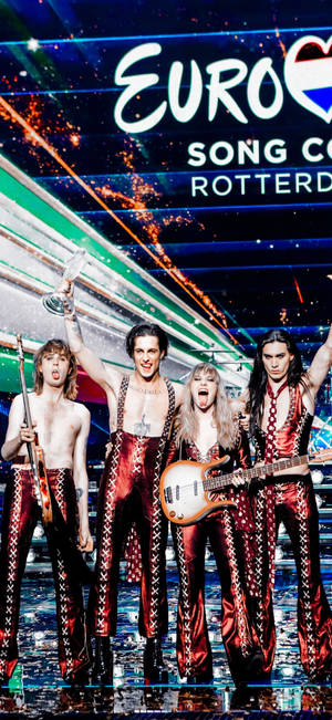 Fondo de pantalla Maneskin de pie en el escenario — iPhone 16 Fondos de pantalla