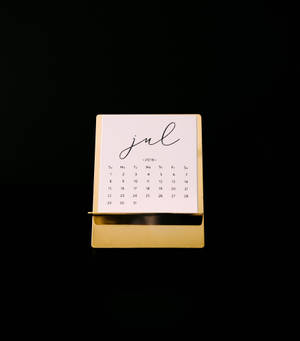 Fondo de pantalla de calendario de julio 2018 en bloc de notas con marco dorado de metal. — Galaxy Z Fold 6 Fondos de pantalla