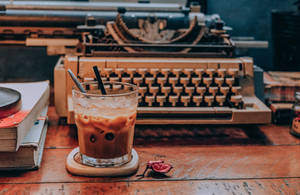 Máquina de escribir y café estético