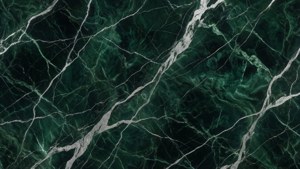 Mármol verde lujoso con vetas plateadas.