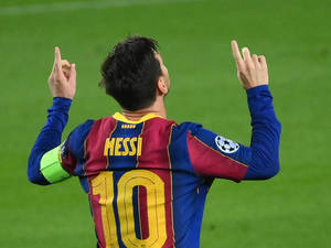 Messi 2021 señalando hacia arriba — Messi Fondos de pantalla