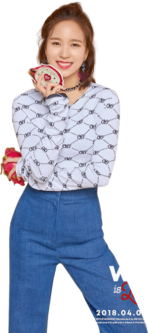 Miembro de Twice posando con gesto de corazón con las manos