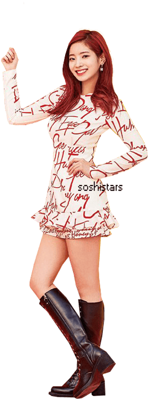 Miembro de Twice posando con vestido estampado
