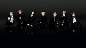 Miembros de BTS en laptop sobre piso negro — Bts laptop Fondos de pantalla