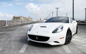 Fondo de pantalla de escritorio de un Ferrari California blanco estacionado.