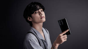 Modelaje Estético de V de BTS con Teléfono — Estética de BTS Fondos de pantalla