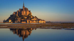 Fondo de pantalla Mont Saint Michel cielo despejado