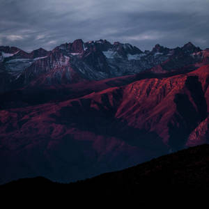 Fondo de pantalla de montaña roja estética