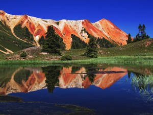 Fondo de pantalla de montaña roja y lago