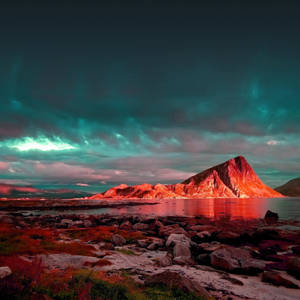 Fondo de pantalla de montaña roja y reflejo del atardecer