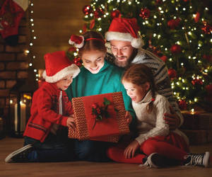 Familia abriendo regalos de Navidad — Navideño aesthetic Fondos de pantalla