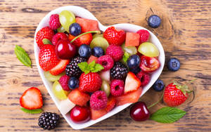 Fondo de pantalla de Moras Variadas en Plato con Forma de Corazón — 16:10 Fondos de pantalla