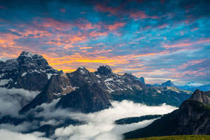 Arte de alta montaña alcanzando las nubes para fondo de pantalla de MacBook Pro. — MacBook Pro Fondos de pantalla