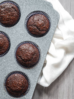 Fondo de pantalla de muffins en bandeja gris — 3:4 Fondos de pantalla