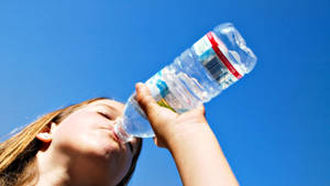 Mujer bebiendo agua de una botella