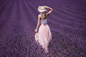 Mujer con estética lavanda caminando en el campo — Estética lavanda Fondos de pantalla