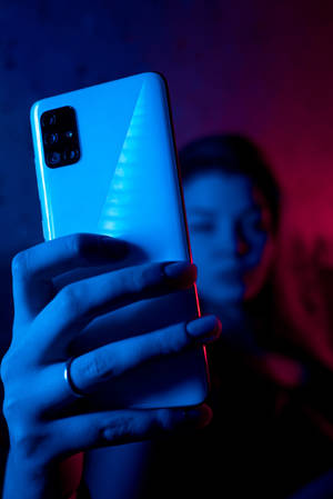 Mujer con Teléfono en Neón Azul iPhone — Xiaomi Pad 9 Pro Max Fondos de pantalla