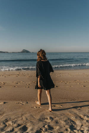 Mujer estética en la orilla de la playa — Playa estética Fondos de pantalla