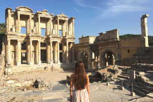 Mujer mirando las ruinas de la Biblioteca de Celso — Cielo Azul Fondos de pantalla