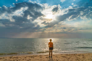 Mujer soltera de cabello corto en la playa al amanecer