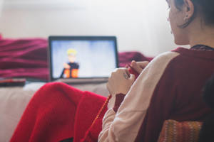 mujer con suéter rojo sentada en una silla — Naruto shippuden GIF Fondos de pantalla