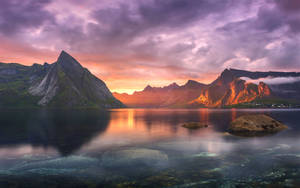 Lago y cordillera con nubes del amanecer fondo de pantalla MacBook Pro. — MacBook Pro Fondos de pantalla
