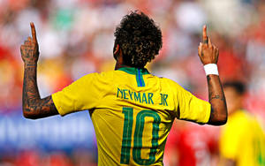Neymar Jr. señalando hacia arriba