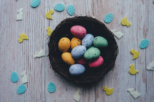 Decoraciones de Pascua de coloridos huevos de codorniz de Pascua, fondo de pantalla de Pascua