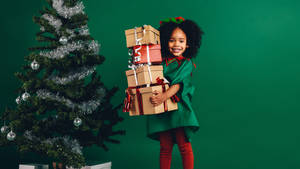 Fondo de pantalla de Niña Elfo con Regalos de Navidad — Estética navideña linda Fondos de pantalla