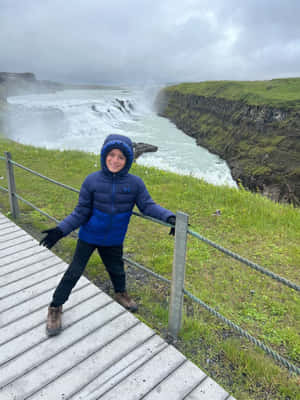 Niño Visitando la Cascada Gullfoss en el Suroeste de Islandia — Cascada Fondos de pantalla