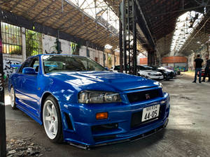 bmw m3 azul estacionado en el garaje
