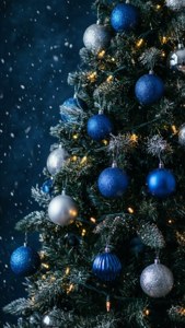 Un árbol de Navidad azul oscuro con luces y nieve en una escena invernal melancólica. — Azul oscuro aesthetic Fondos de pantalla