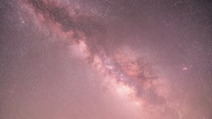 Una noche estrellada de color rosa claro y soñadora, con estrellas rosadas brillantes. — Rosa claro estético Fondos de pantalla