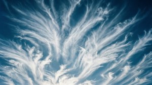 Cielo abstracto con nubes cirros como pinceladas. — Vista del cielo Fondos de pantalla