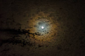 Luna brillante rodeada de nubes. Vista mágica de la naturaleza. Atardecer de luna llena.