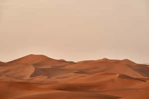 Paisaje desértico con dunas de arena y una tormenta de arena