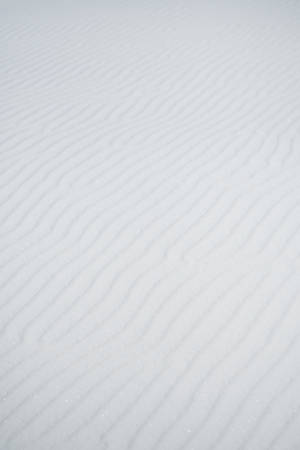 Pantalla blanca con ondas abstractas — iPhone 14 Pro Fondos de pantalla