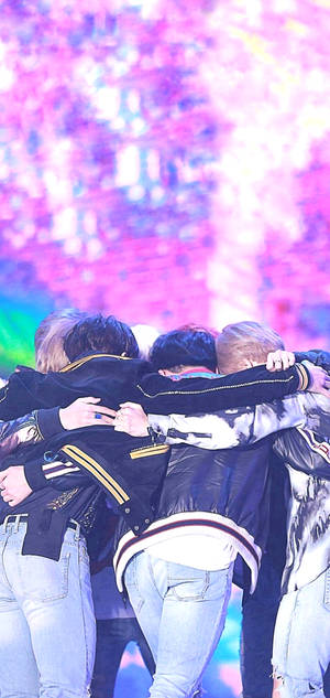 Pantalla de bloqueo de BTS abrazo grupal — iPhone 15 Plus Fondos de pantalla