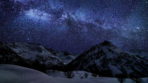 Fondo de pantalla de cadenas montañosas nevadas con estrellas. — 1600x900 Fondos de pantalla