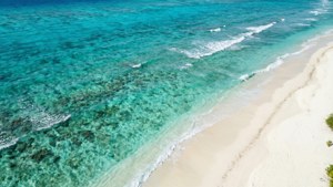 Vista aérea del océano turquesa cristalino y playa de arena blanca. — Océano Fondos de pantalla
