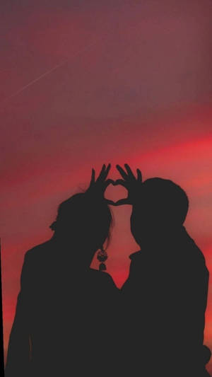 Pareja estética con cielo rojo