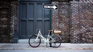 Fondo de pantalla de bicicleta japonesa blanca en el centro antiguo. — Pro Display XDR Fondos de pantalla