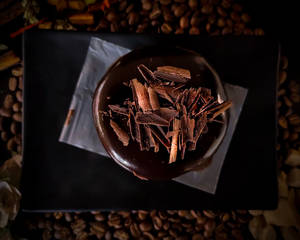 Fondo de pantalla de pastel de chocolate y granos de café — 5:4 Fondos de pantalla
