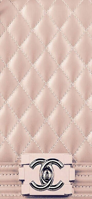 Fondo de pantalla de Chanel con patrón de diamante y costura rosa dorado. — iPhone 15 Pro Max Fondos de pantalla